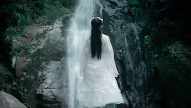 4K古风汉服唯美女装瀑布溪水旁文艺少女视频的预览图